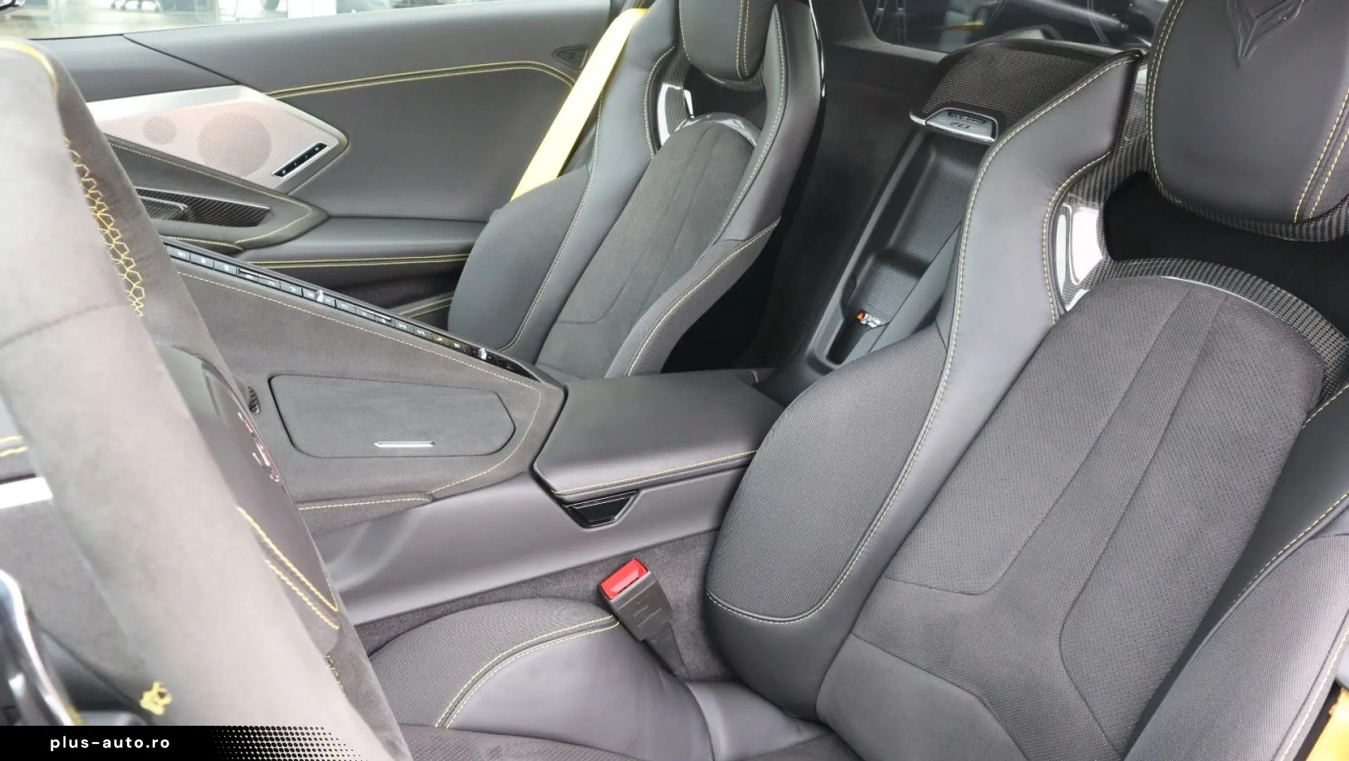 CORVETTE C8 6.2L V8 Stingray 3LT Coupe Targa