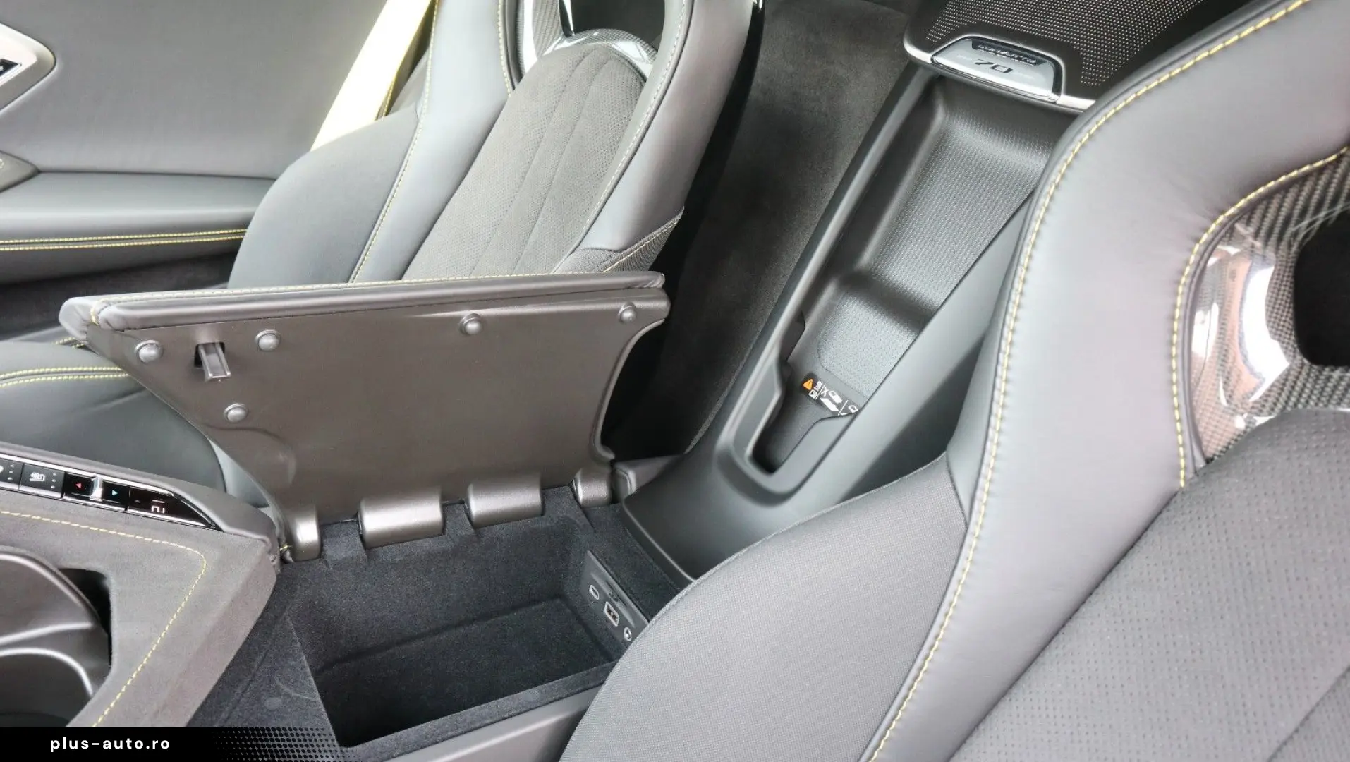 CORVETTE C8 6.2L V8 Stingray 3LT Coupe Targa