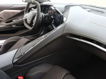 CORVETTE C8 6.2L V8 Stingray 3LT Coupe Targa