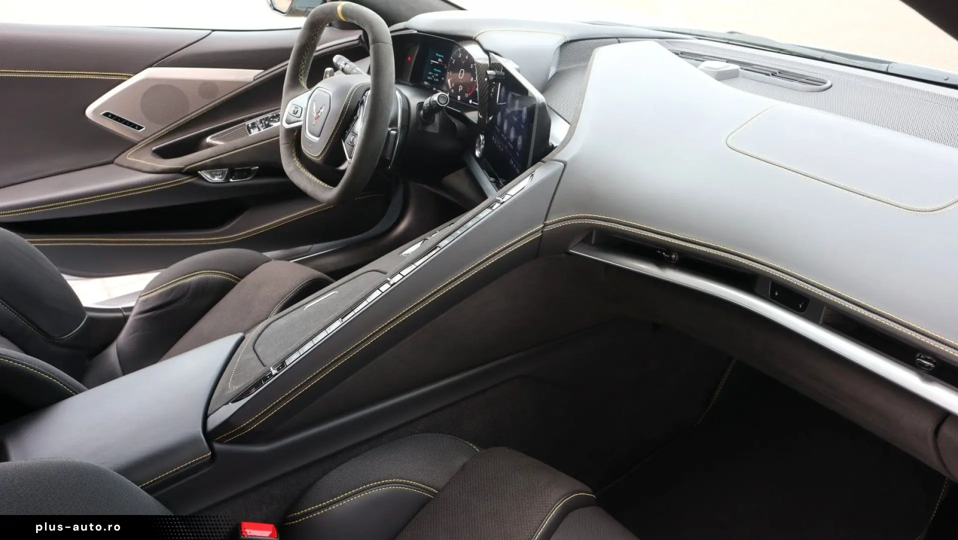 CORVETTE C8 6.2L V8 Stingray 3LT Coupe Targa