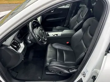 VOLVO XC60 R Design Plug-In Hybrid AWD AHK Digitales C