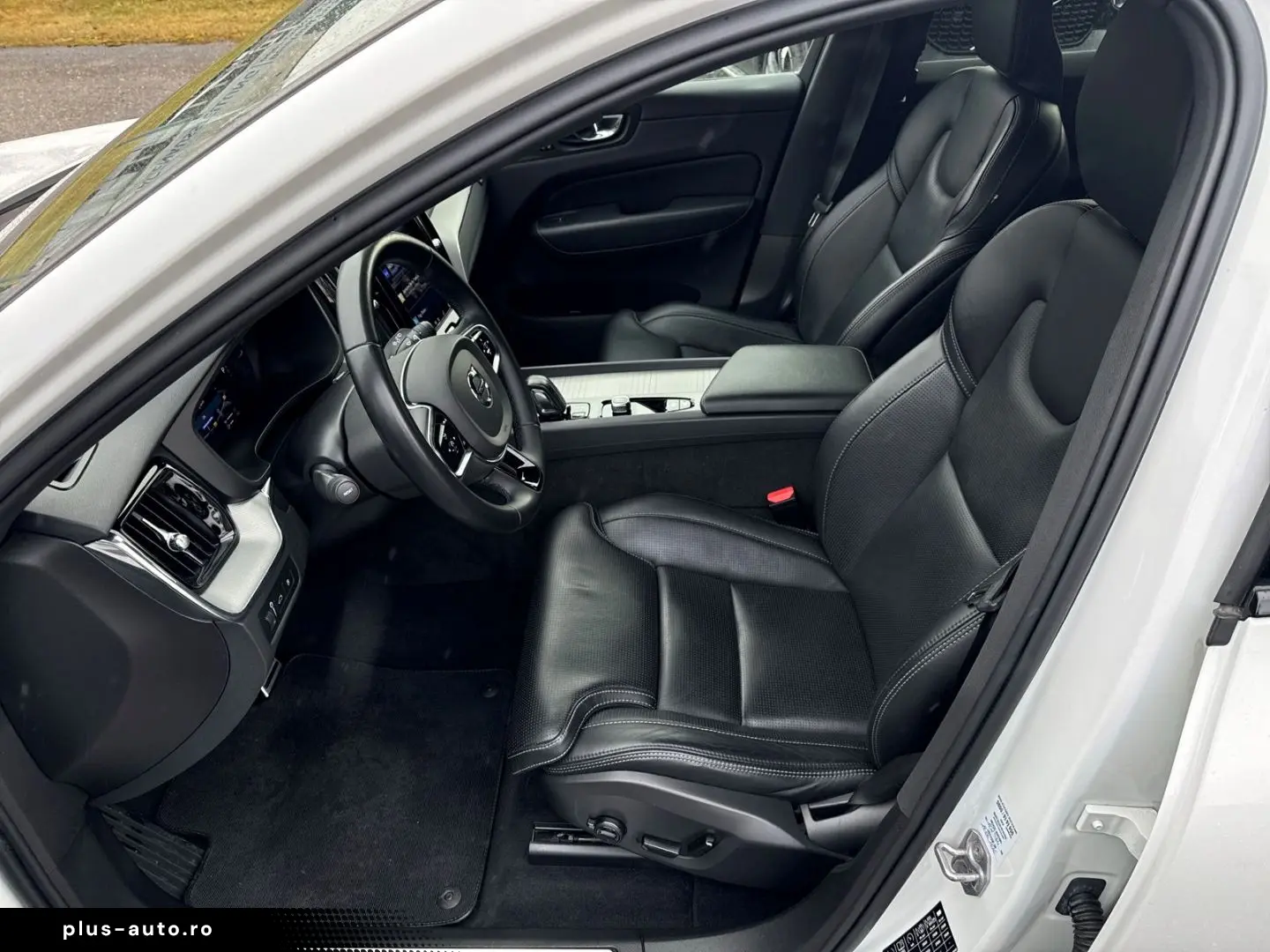 VOLVO XC60 R Design Plug-In Hybrid AWD AHK Digitales C