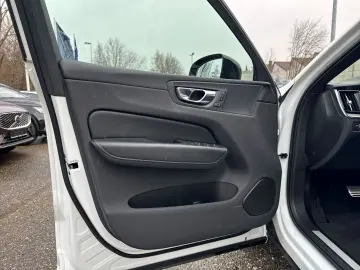 VOLVO XC60 R Design Plug-In Hybrid AWD AHK Digitales C