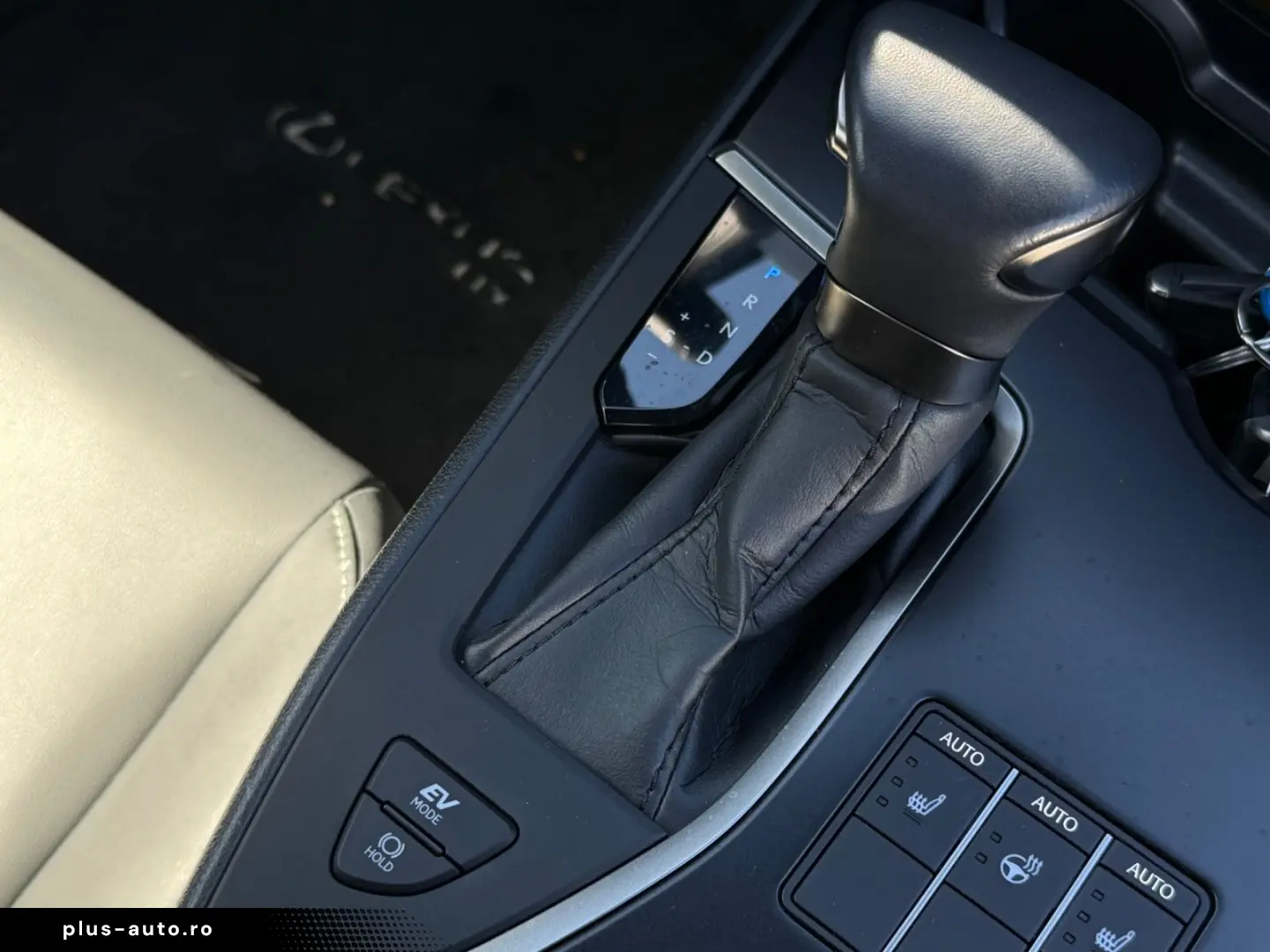 LEXUS UX 250h F-SPORT ACC RFK Car-Play LED 1-HAND