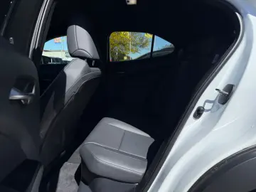 LEXUS UX 250h F-SPORT ACC RFK Car-Play LED 1-HAND
