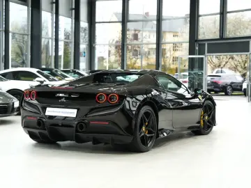 FERRARI F8 Spider RACING-SEATS LIFT PASSENGER-DISPLAY