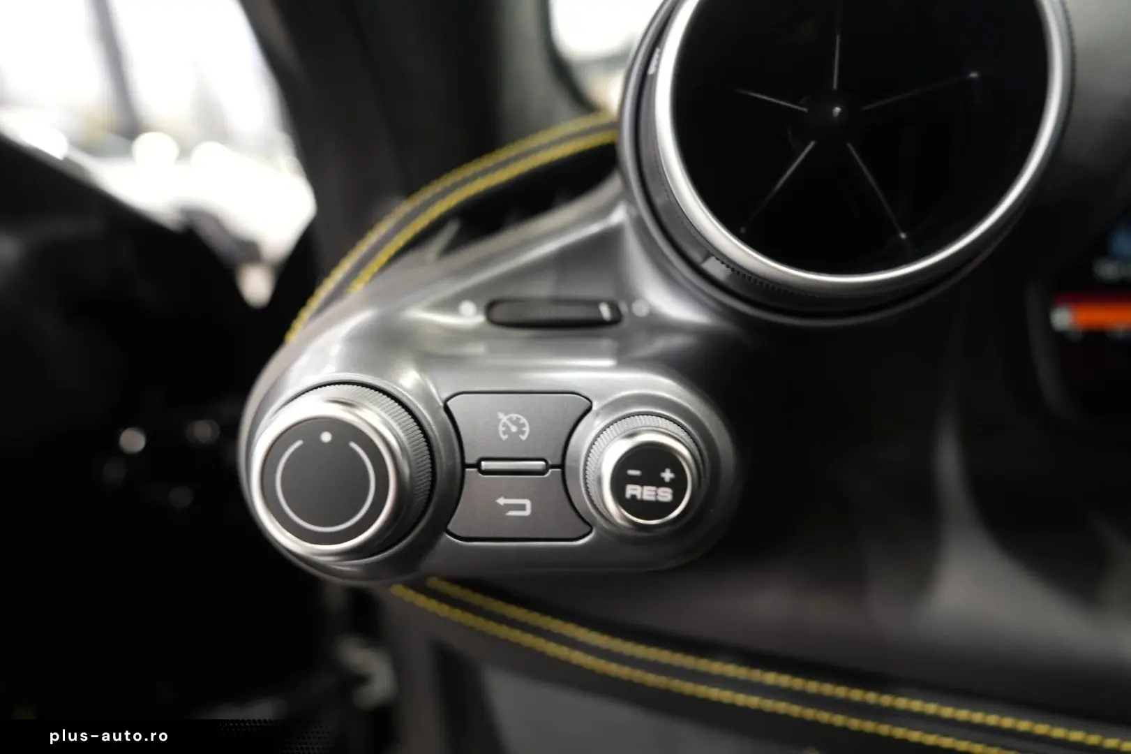 FERRARI F8 Spider RACING-SEATS LIFT PASSENGER-DISPLAY