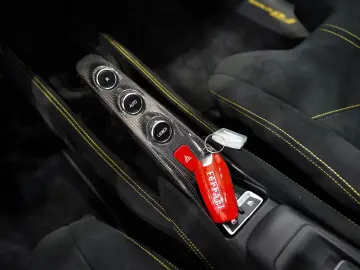 FERRARI F8 Spider RACING-SEATS LIFT PASSENGER-DISPLAY