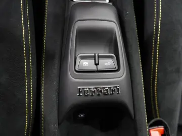 FERRARI F8 Spider RACING-SEATS LIFT PASSENGER-DISPLAY