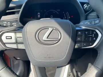 LEXUS LBX FWD  LED ACC RCam SHZ CarPlay SmartKey PDC