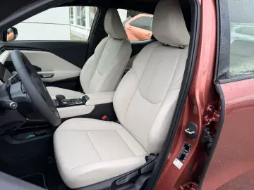 LEXUS LBX Elegant  Leder Weiß  LED  Kamera
