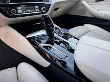 BMW 530e Limousine Individual HUD ventilatie
