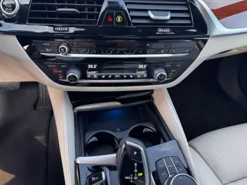 BMW 530e Limousine Individual HUD ventilatie