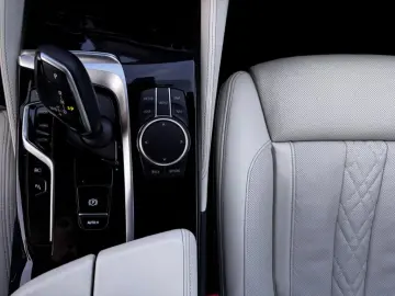 BMW 530e Limousine Individual HUD ventilatie