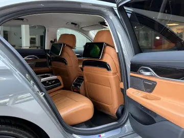 BMW 750 i xDri M-Sport Laser Head-Up StHzg H&K 3xTV