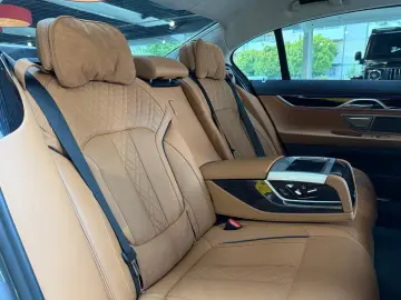 BMW 750 i xDri M-Sport Laser Head-Up StHzg H&K 3xTV
