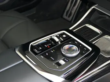 BMW 740 d xDrive M Sport ICONIC B&W HA-Lenkung PANO.