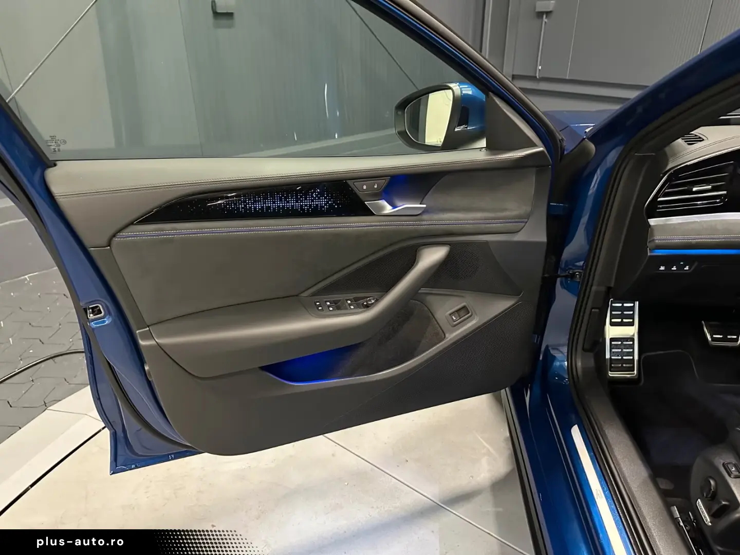 Volkswagen Passat Variant 4Motion R-Line  AHK PANORAMA HUD