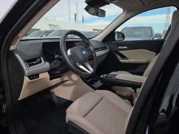 BMW iX1 xDrive30 DAB Pano.Dach Parkassistent Shz