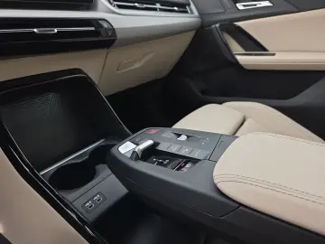 BMW iX1 xDrive30 DAB Pano.Dach Parkassistent Shz