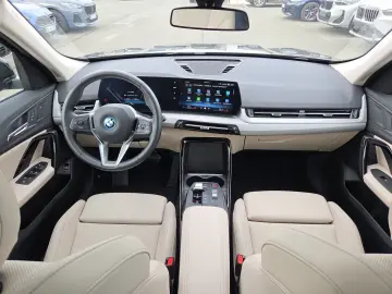 BMW iX1 xDrive30 DAB Pano.Dach Parkassistent Shz
