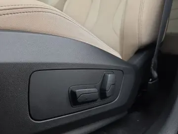 BMW iX1 xDrive30 DAB Pano.Dach Parkassistent Shz