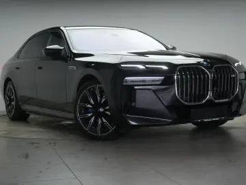 BMW i7 M70 xDrive TheatreScreen Sky Lounge HUD B&W L