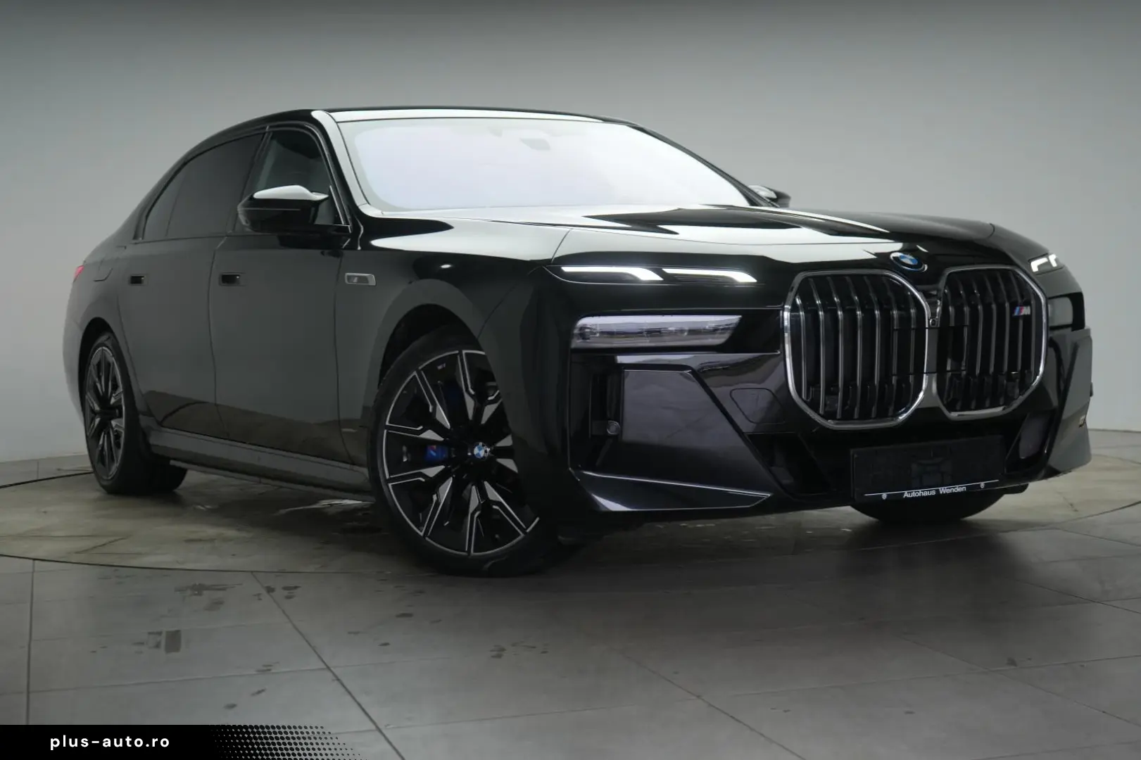 BMW i7 M70 xDrive TheatreScreen Sky Lounge HUD B&W L