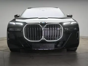 BMW i7 M70 xDrive TheatreScreen Sky Lounge HUD B&W L