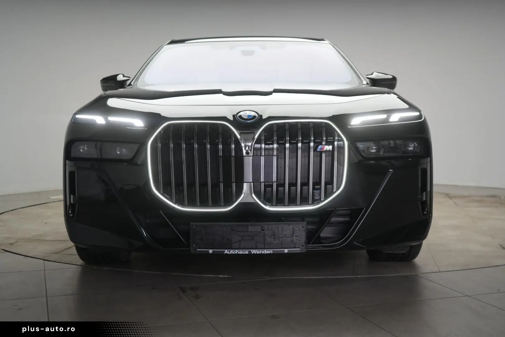 BMW i7 M70 xDrive TheatreScreen Sky Lounge HUD B&W L