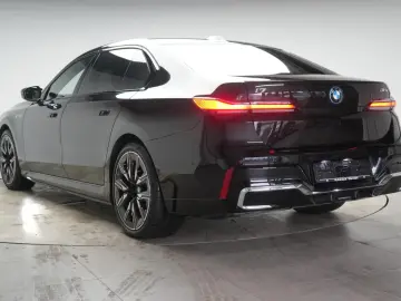 BMW i7 M70 xDrive TheatreScreen Sky Lounge HUD B&W L