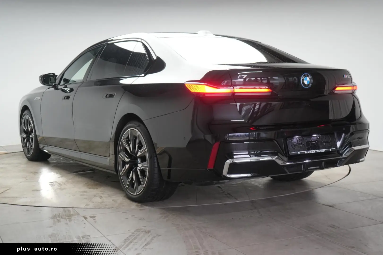 BMW i7 M70 xDrive TheatreScreen Sky Lounge HUD B&W L