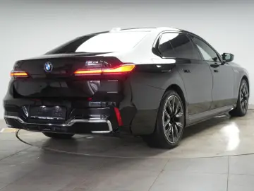 BMW i7 M70 xDrive TheatreScreen Sky Lounge HUD B&W L