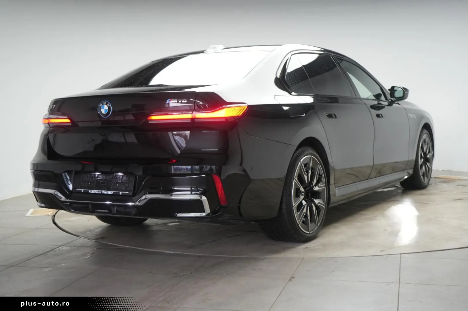 BMW i7 M70 xDrive TheatreScreen Sky Lounge HUD B&W L