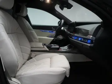 BMW i7 M70 xDrive TheatreScreen Sky Lounge HUD B&W L