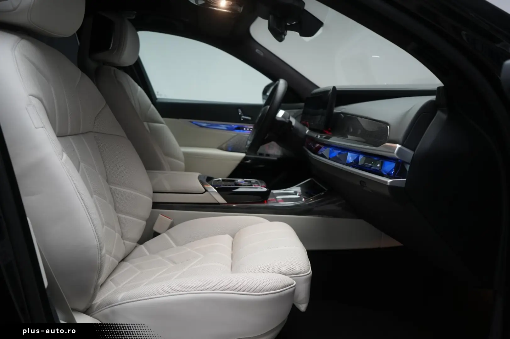 BMW i7 M70 xDrive TheatreScreen Sky Lounge HUD B&W L