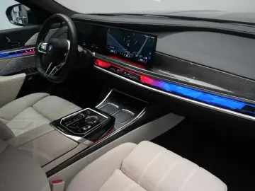 BMW i7 M70 xDrive TheatreScreen Sky Lounge HUD B&W L
