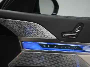 BMW i7 M70 xDrive TheatreScreen Sky Lounge HUD B&W L