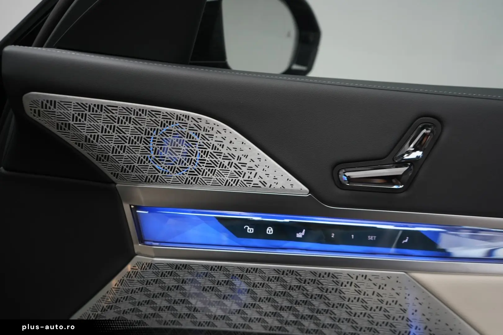 BMW i7 M70 xDrive TheatreScreen Sky Lounge HUD B&W L