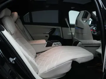BMW i7 M70 xDrive TheatreScreen Sky Lounge HUD B&W L