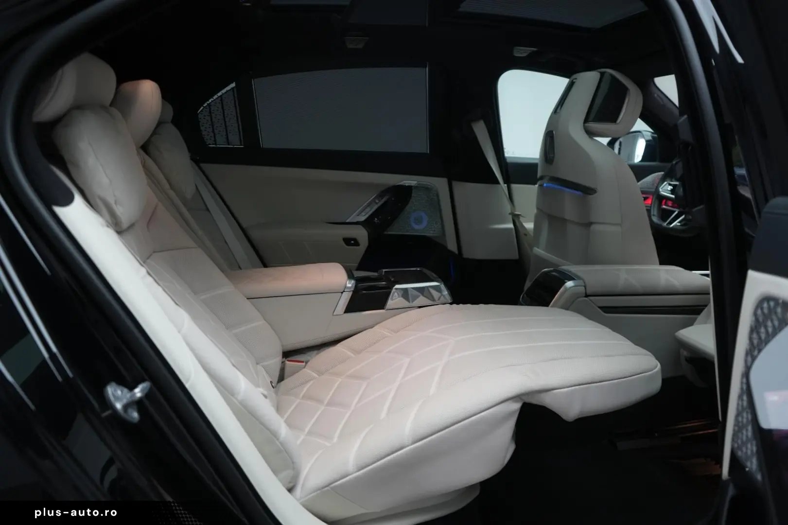 BMW i7 M70 xDrive TheatreScreen Sky Lounge HUD B&W L