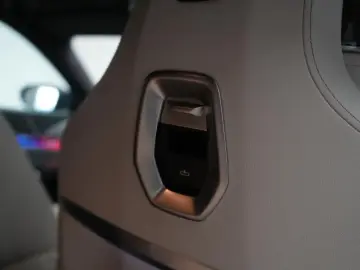 BMW i7 M70 xDrive TheatreScreen Sky Lounge HUD B&W L