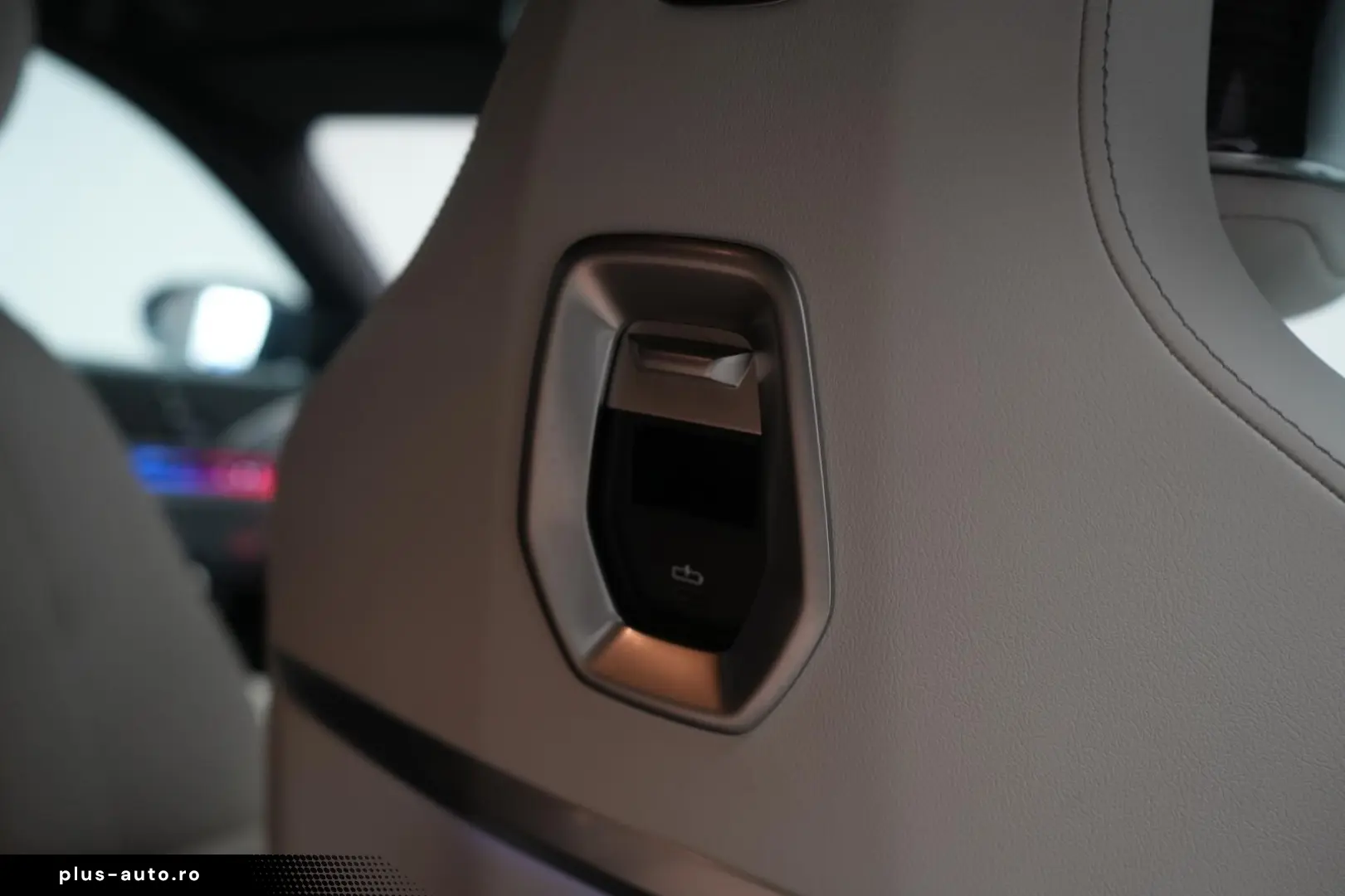BMW i7 M70 xDrive TheatreScreen Sky Lounge HUD B&W L