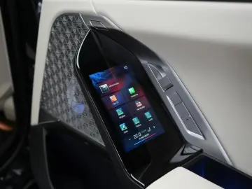 BMW i7 M70 xDrive TheatreScreen Sky Lounge HUD B&W L