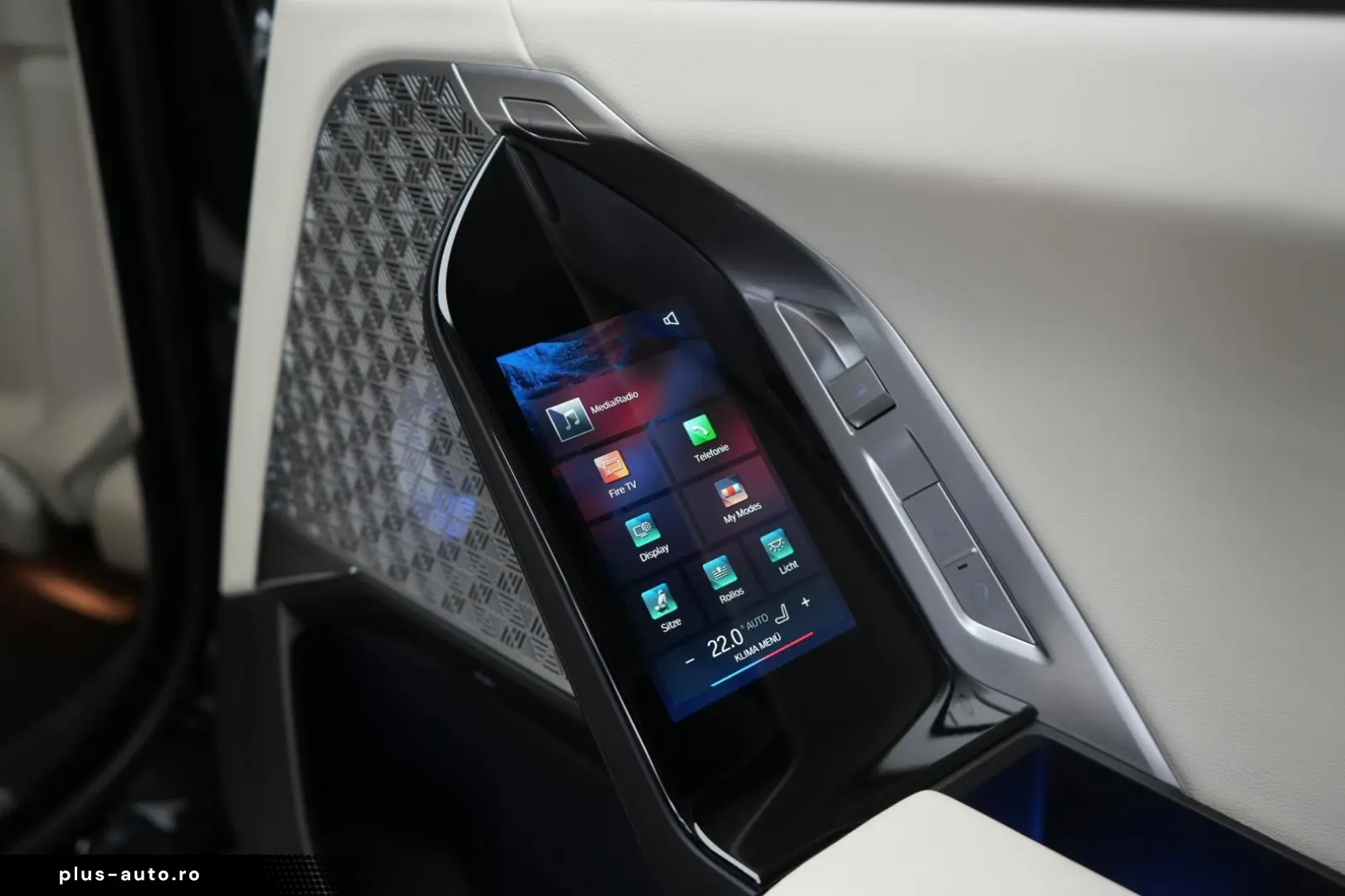 BMW i7 M70 xDrive TheatreScreen Sky Lounge HUD B&W L