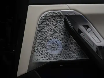 BMW i7 M70 xDrive TheatreScreen Sky Lounge HUD B&W L