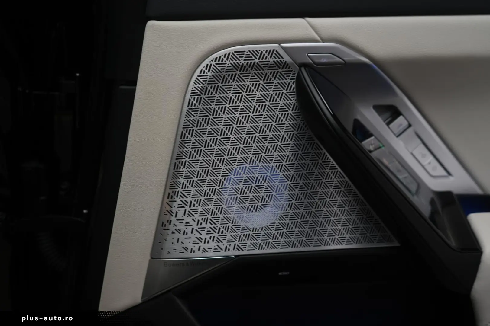 BMW i7 M70 xDrive TheatreScreen Sky Lounge HUD B&W L