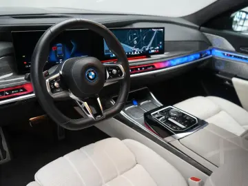 BMW i7 M70 xDrive TheatreScreen Sky Lounge HUD B&W L