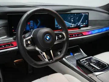 BMW i7 M70 xDrive TheatreScreen Sky Lounge HUD B&W L