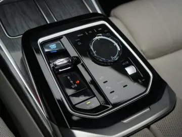 BMW i7 M70 xDrive TheatreScreen Sky Lounge HUD B&W L